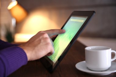 Genç adam onun tablet pc kullanarak yakın çekim