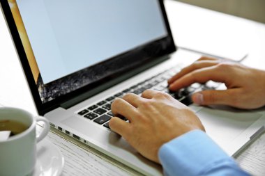 Genç işadamı laptopunu kullanıyor, kapat.