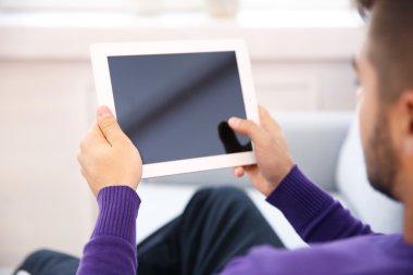 Genç adam onun tablet pc kullanarak yakın çekim