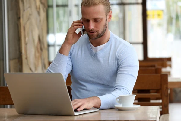 Junger attraktiver Geschäftsmann beim Mittagessen — Stockfoto