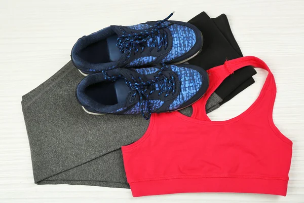 Sportovní oblečení, boty na světlé pozadí — Stock fotografie