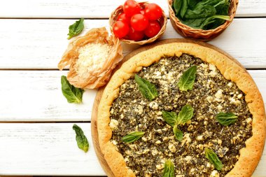 Ispanak ve masaya kiraz domates ile açık pasta yakın çekim