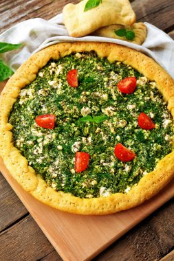 Ispanak ve masaya kiraz domates ile açık pasta yakın çekim