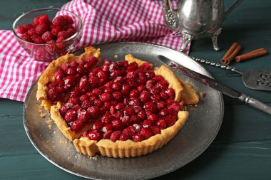 Ahududu ahşap arka plan üzerinde tepsi ile tart