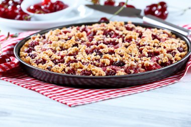 Kiraz tablo ile lezzetli ev yapımı pasta yakın çekim