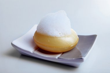 Beyaz izole köpük sabun