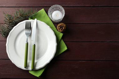 Boş tabak, çatal bıçak takımı, peçete