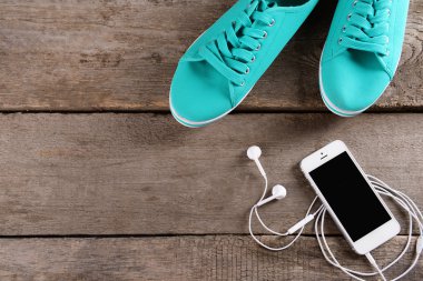 Kulaklıklar ile beyaz cep telefonu