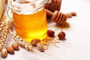 Sağlıklı Kahvaltı ekmek, bal, fındık ile. Ülke kahvaltı konsepti