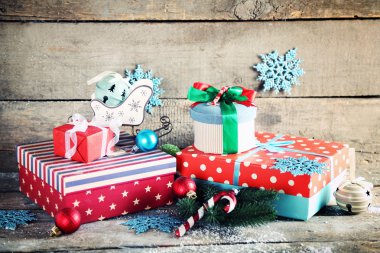 Tahta arka planda hediye kutuları