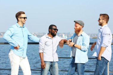 Erkekler riverside üzerinde rahatlatıcı