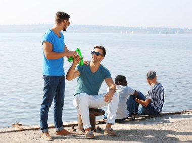 nehir üzerinde konuşan adam