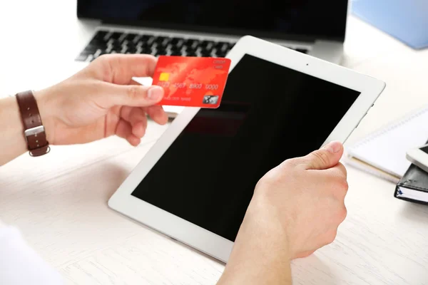 Man holding credit card — Stock Photo, Image