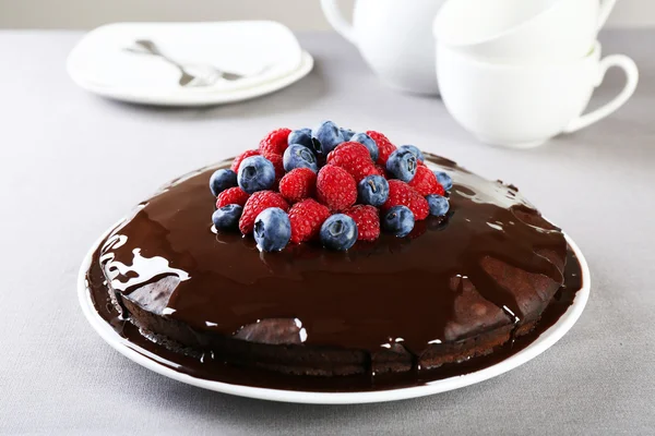 회색 식탁보 배경에 여름 딸기와 맛 있는 초콜릿 케이크 — 스톡 사진