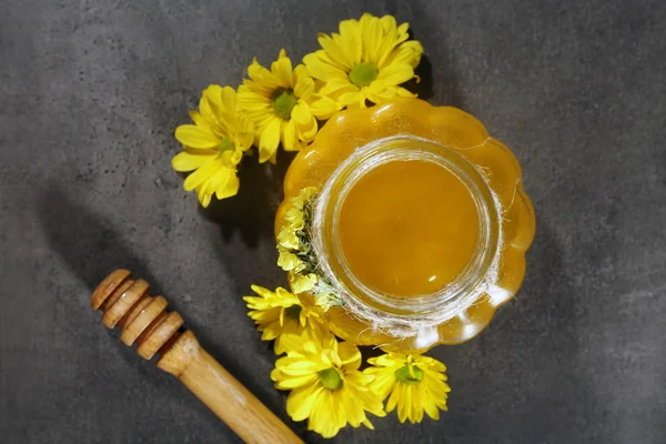 Maceta de miel con cazo de madera — Foto de Stock