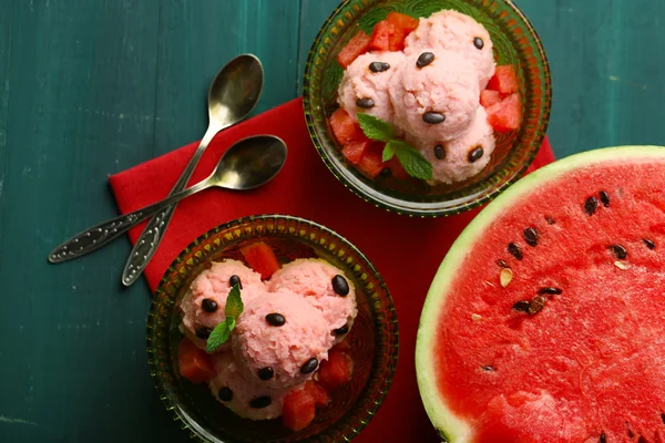 西瓜冰淇凌在碗上颜色木制背景 — 图库照片