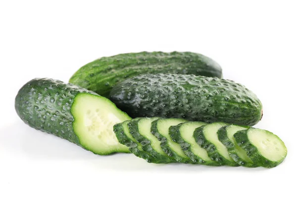 Gesneden komkommers geïsoleerd op wit — Stockfoto