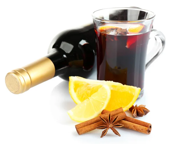 Svařené víno a citrusy izolovaných na bílém pozadí — Stock fotografie
