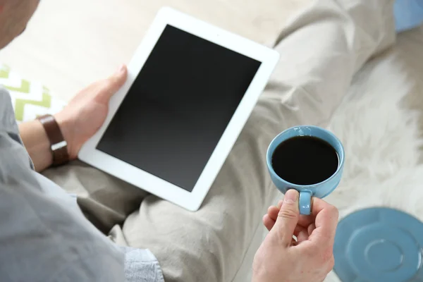 Homme travaillant avec une tablette numérique — Photo