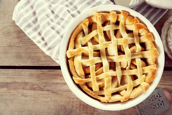 Tarte aux pommes maison sur fond en bois — Photo