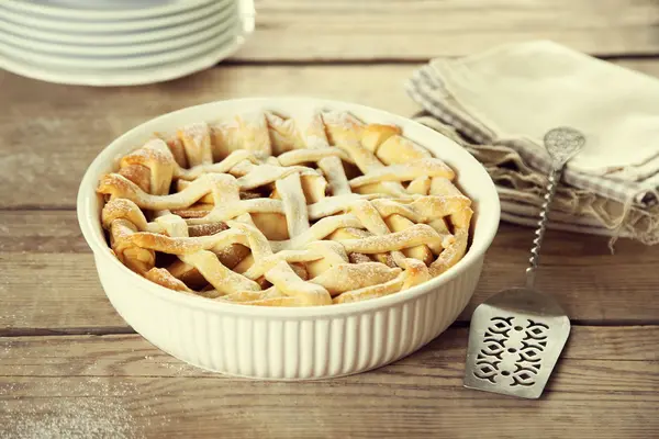 Домашній яблучний пиріг на дерев'яному фоні — стокове фото