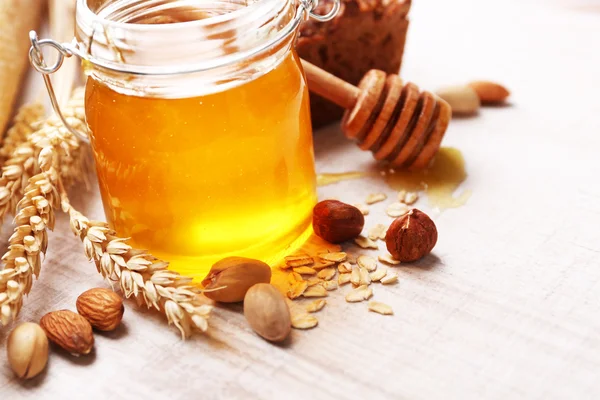 Desayuno saludable con pan, miel, nueces. Concepto de desayuno país — Foto de Stock