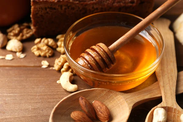 Gesundes Frühstück mit Brot, Honig, Nüssen. Konzept Landfrühstück — Stockfoto