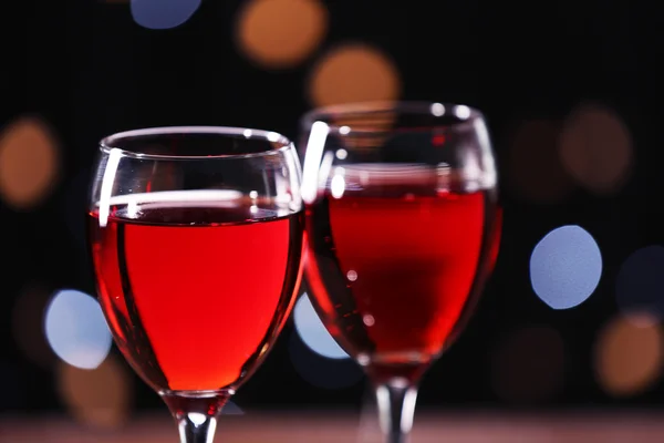 Bicchieri di vino con decorazioni natalizie — Foto Stock