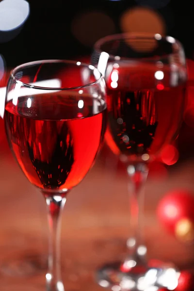Copas de vino con decoraciones navideñas —  Fotos de Stock