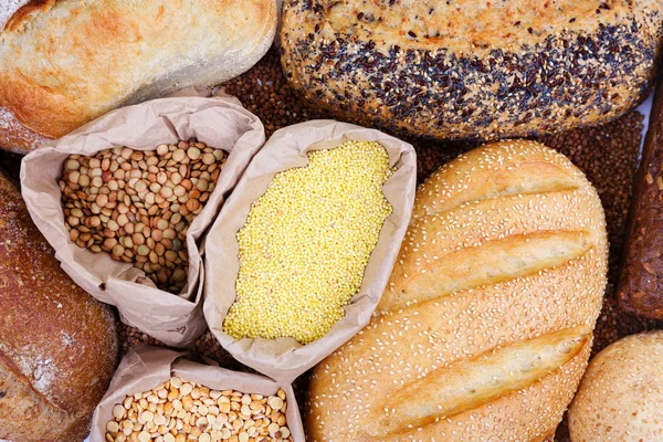 Различные виды хлеба и хлопьев, крупным планом — стоковое фото