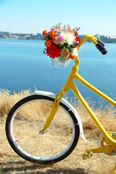 Vélo avec bouquet de fleurs — Photo