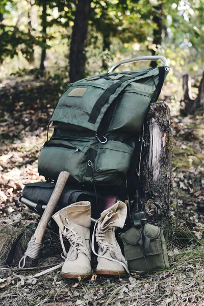 Turist utrustning i skogen — Stockfoto