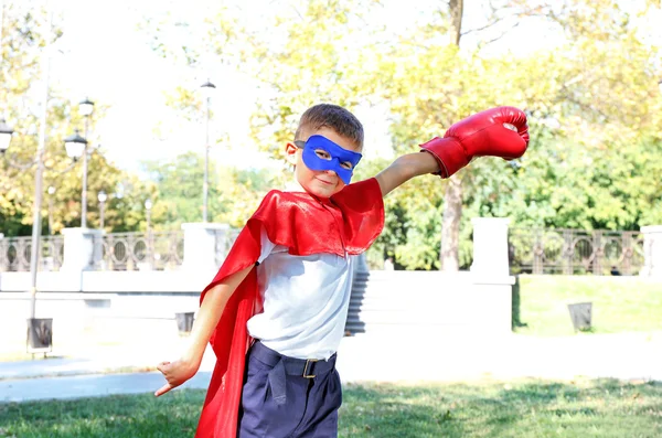 Menino vestido de super-herói — Fotografia de Stock