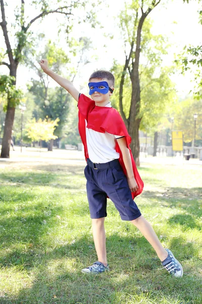 Menino vestido de super-herói — Fotografia de Stock