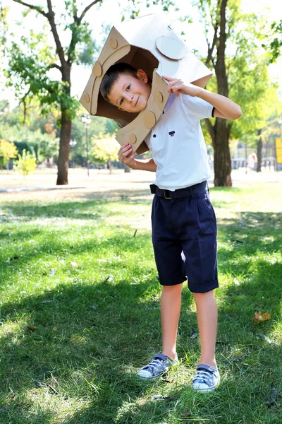 Смешной мальчик в картонном шлеме — стоковое фото