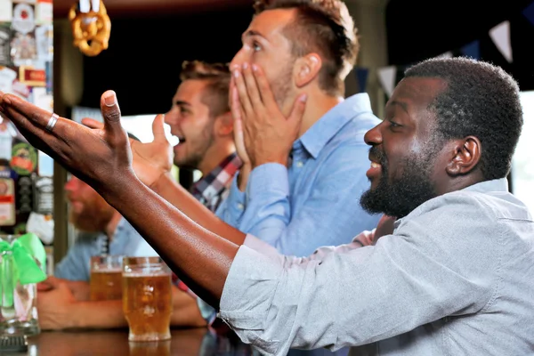 Bira içen erkekler — Stok fotoğraf