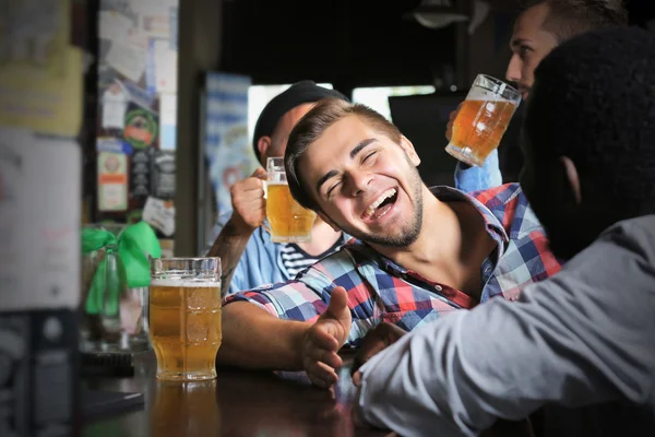 Mannen die bier drinken — Stockfoto