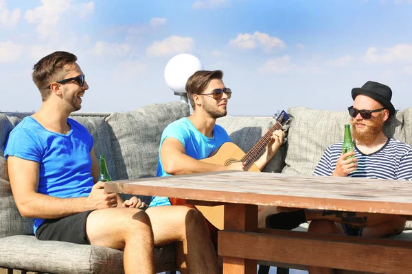 Yong Homens Relaxando Café Beira Rio Tocando Guitarra — Fotografia de Stock