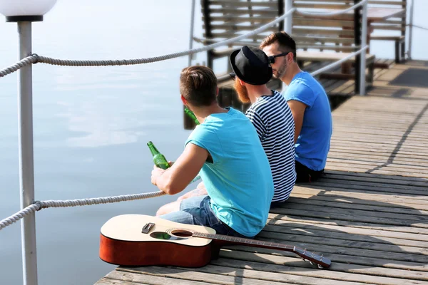 Jovens Sentados Doca Conversando Uns Com Outros — Fotografia de Stock