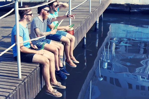 Jovens Sentados Doca Conversando Uns Com Outros — Fotografia de Stock