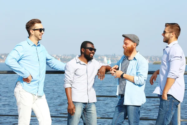 Hommes relaxants au bord de la rivière — Photo