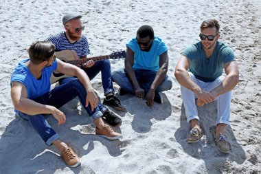 kum üzerine oturan adam