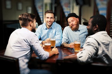 Bira içen erkekler