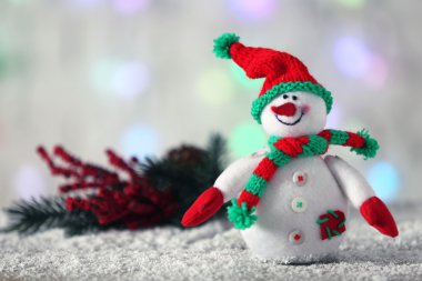 Noel arka plan üzerinde sevimli kardan adam
