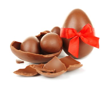 Beyaz üzerine izole edilmiş çikolatalı paskalya yumurtaları.