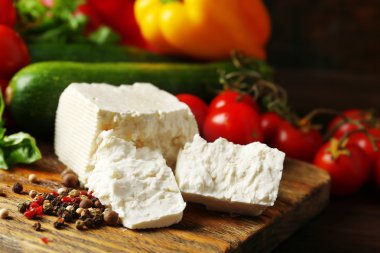 Kabak hazırlama taze malzemeler ahşap arka plan üzerinde rulo