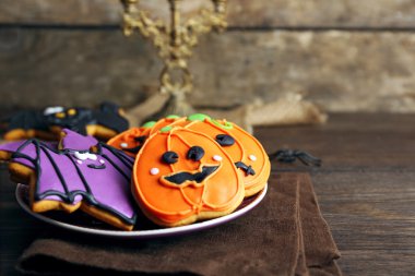 Ahşap arka plan üzerinde yaratıcı Cadılar Bayramı tanımlama bilgileri