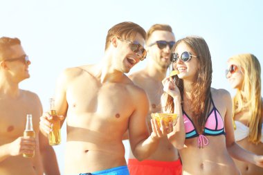 Mutlu arkadaş sahilde bira içmek