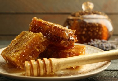 Peteğin ve ahşap arka plan üzerinde plaka üzerinde ahşap Kepçe