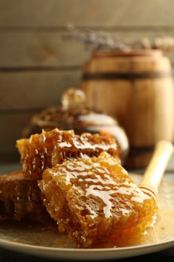 Peteğin ve ahşap arka plan üzerinde plaka üzerinde ahşap Kepçe